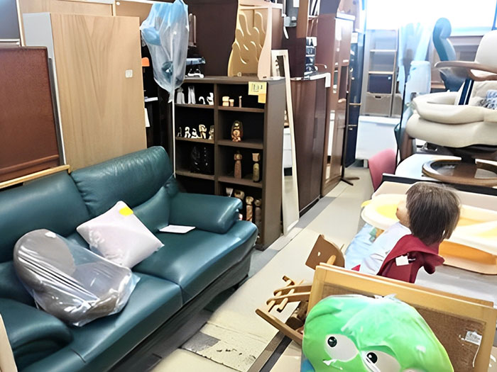 愛情込めて商品をお手入れしています